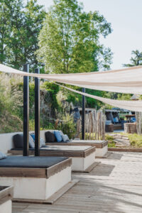 Loungeplek La-Bastide loungeterras met doorgang naar bovenliggende terras bij het zwembad