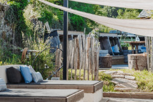 Loungeplek La-Bastide loungeterras met doorgang naar bovenliggende terras bij het zwembad