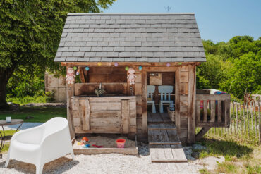 Spelen op La-Bastide speelhuisje je hebt geen kind aan ze met zandbak