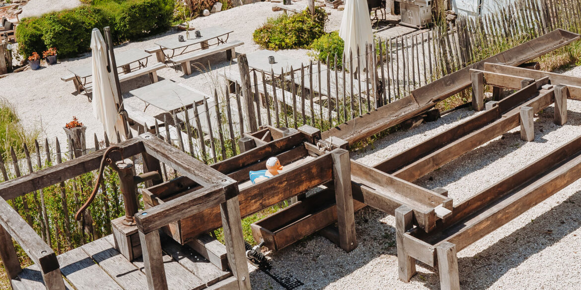 Spelen La-Bastide waterspeelbaan met lager gelegen de bbq plek