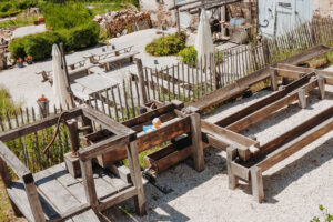 Spelen La-Bastide waterspeelbaan met lager gelegen de bbq plek