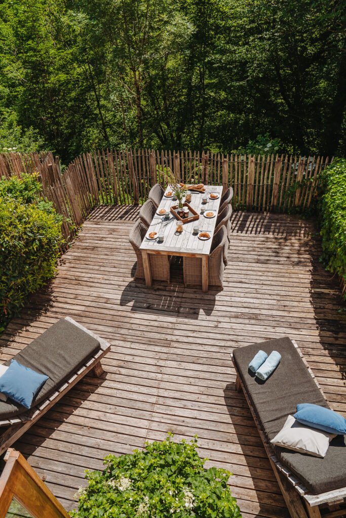Vakantiehuis Bourgogne La-Bastide terras achter tuinmeubels foto van bovenaf