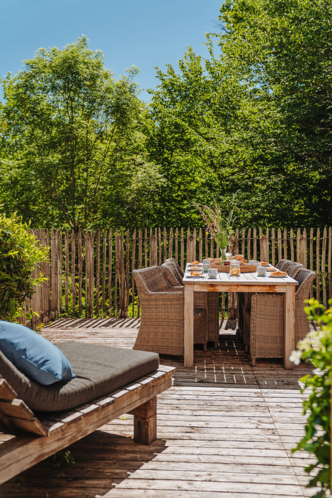 Vakantiehuis Bourgogne La-Bastide terras achterkant vakantiehuis