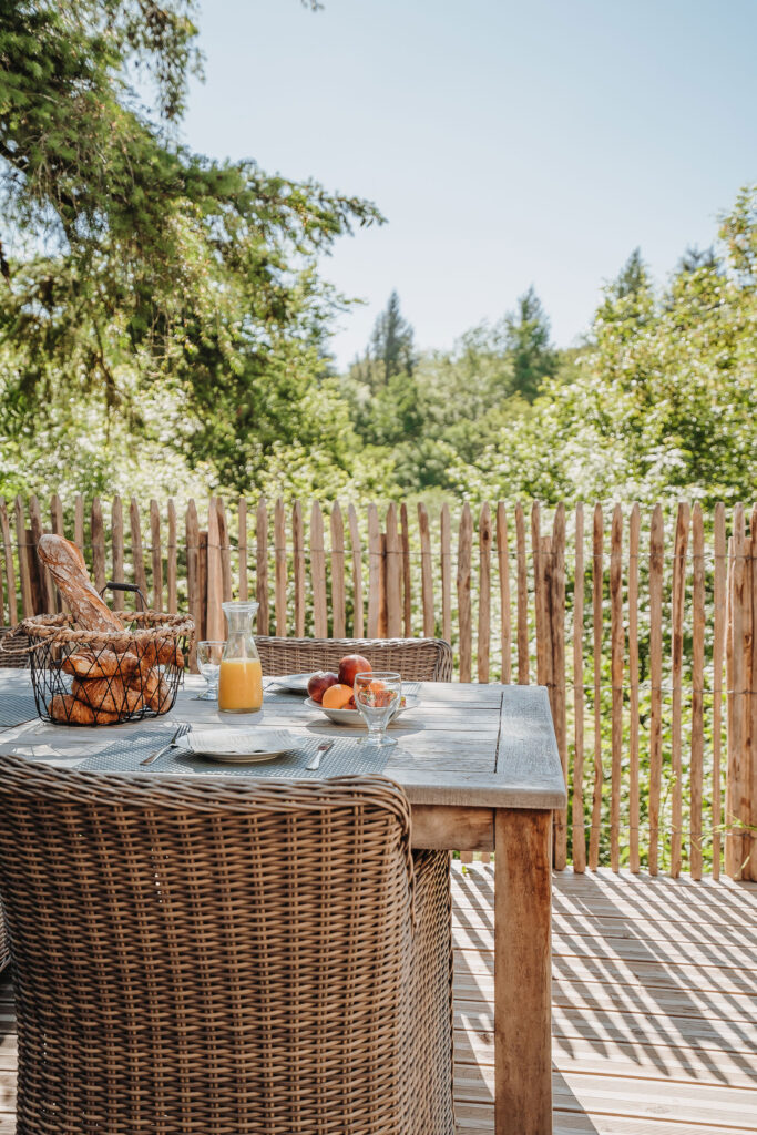 Vakantiehuis Bretagne La-Bastide terras gezellig achter terras ontbijtje