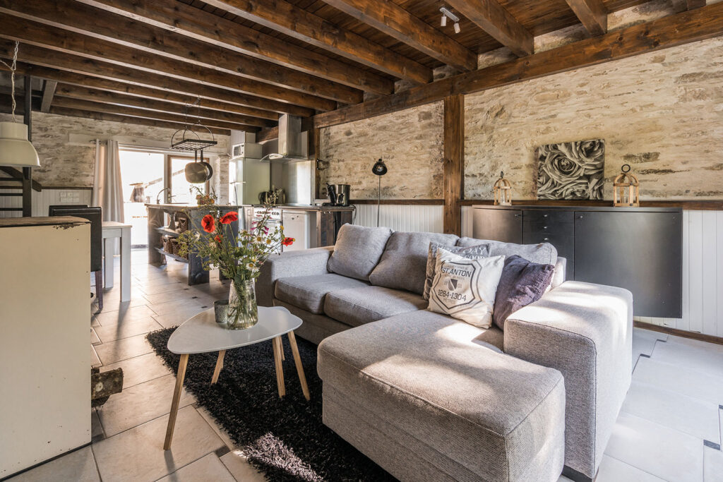 Vakantiehuis Bretagne La-Bastide woonkamer zithoek met bank met chaiselonge