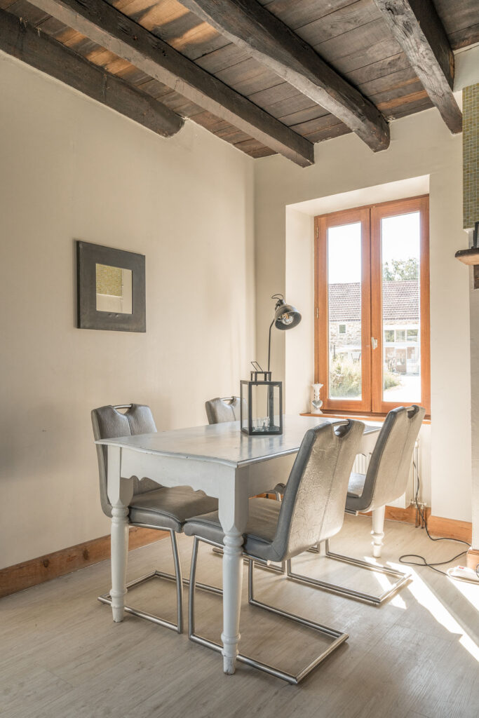 Vakantiehuis Haute-Vienne La-Bastide woonkamer eettafel bij woonkamerraam