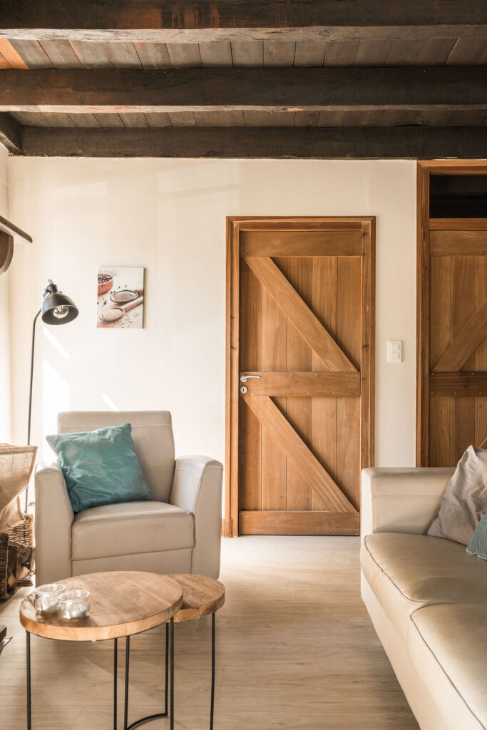Vakantiehuis Haute-Vienne La-Bastide zithoek met deur naar slaapkamer