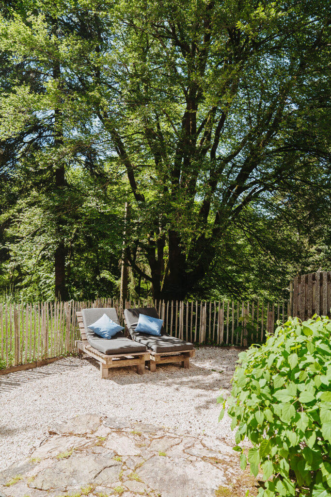 Vakantiehuis Limousin La-Bastide terras achter lekkere ligbedden