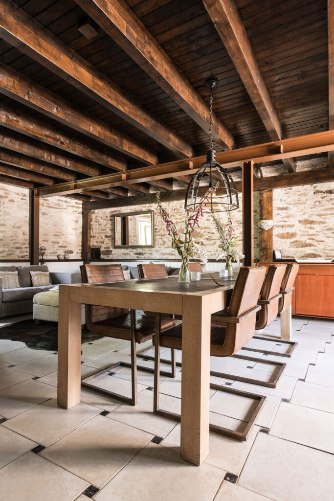 Vakantiehuis Limousin La-Bastide woonkamer eettafel met zes stoelen industriele look