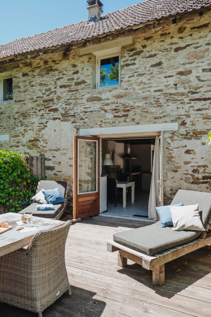Vakantiehuis Loire La-Bastide achterterras met openslaande deuren