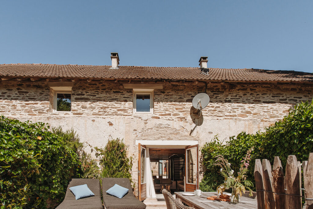 Vakantiehuis Normandië La-Bastide terras ruim achterkant vakantiehuis