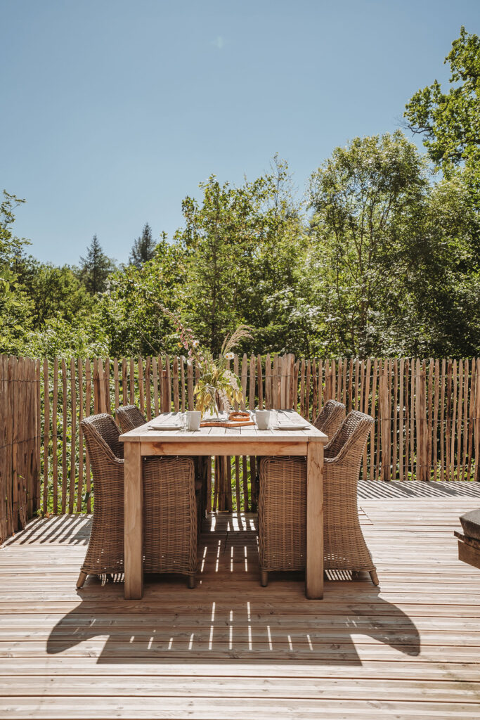 Vakantiehuis Normandië La-Bastide terras tuinmeubilair eettafel