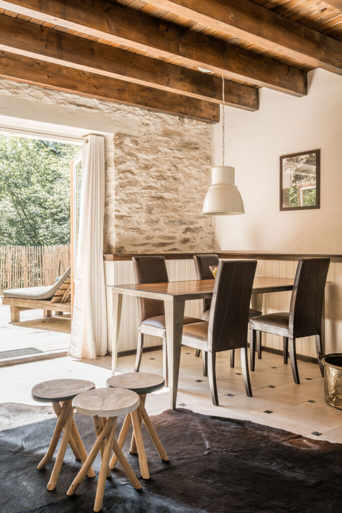 Vakantiehuis Normandië La-Bastide woonkamer eethoek met openslaande deuren naar achterterras