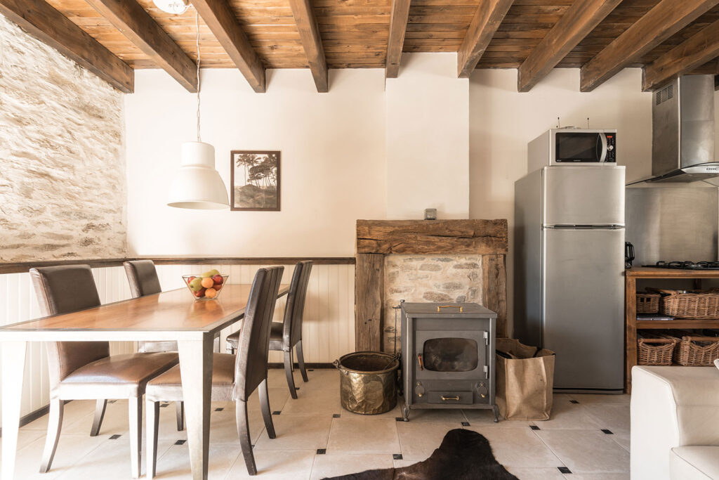 Vakantiehuis Normandië La-Bastide woonkamer sfeer houtkachel open keuken