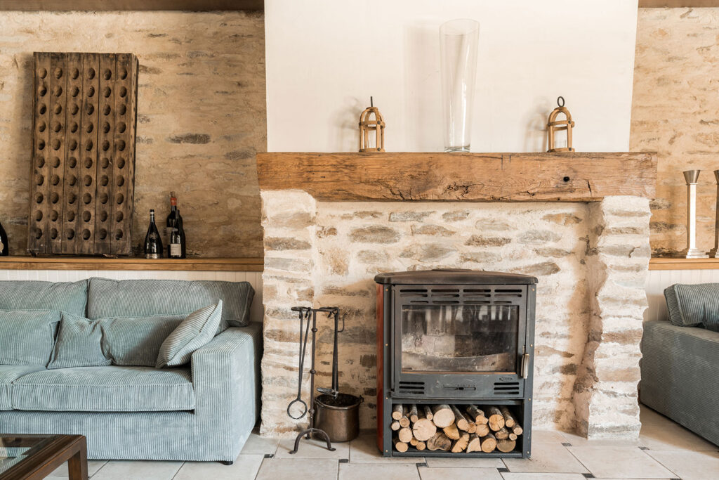 Vakantiehuis Provence La-Bastide woonkamer gezellige zithoek om de houtkachel