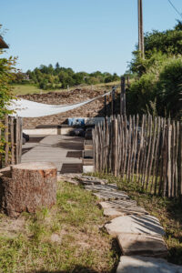 Zwembad La-Bastide boven lounge terras pad van loungeplek met stoelen naar lounge plek zwembad
