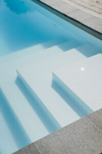 Zwembad La-Bastide groot zwembad inlooptrap