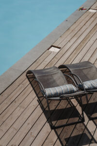 Zwembad La-Bastide groot zwembad ligstoelenstaan ook bij het kleine bad