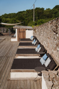 Zwembad La-Bastide groot zwembad luxe ligbedden aan het zwembad