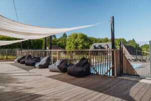 Zwembad La-Bastide groot zwembad met super veel lounge plekken ligbedden en stoelen