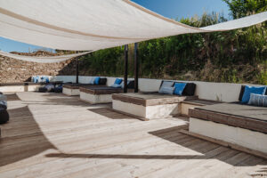 Zwembad La-Bastide loungeterras boven