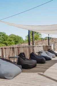 Zwembad La-Bastide loungeterras lekker chillen in je zitzak op vakantie