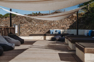 Zwembad La-Bastide loungeterras met lounge bedden enzitzakken om lekker te chillen ook leuk voor tieners