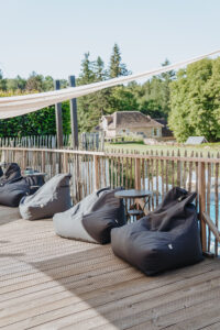 Zwembad La-Bastide loungeterras met zonnedoeken
