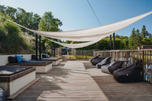 Zwembad La-Bastide loungeterras metzitzakken en heerlijke ligbedden