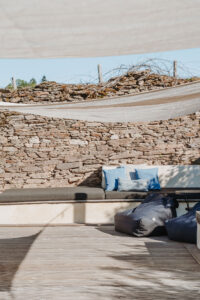 Zwembad La-Bastide loungeterras met zitzakken en loungebedden