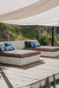 Zwembad La-Bastide loungeterras lekkere ligbedden