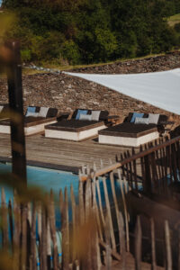 Zwembad La-Bastide loungeterras uitzichtop grote zwembad met ook lounge bedden