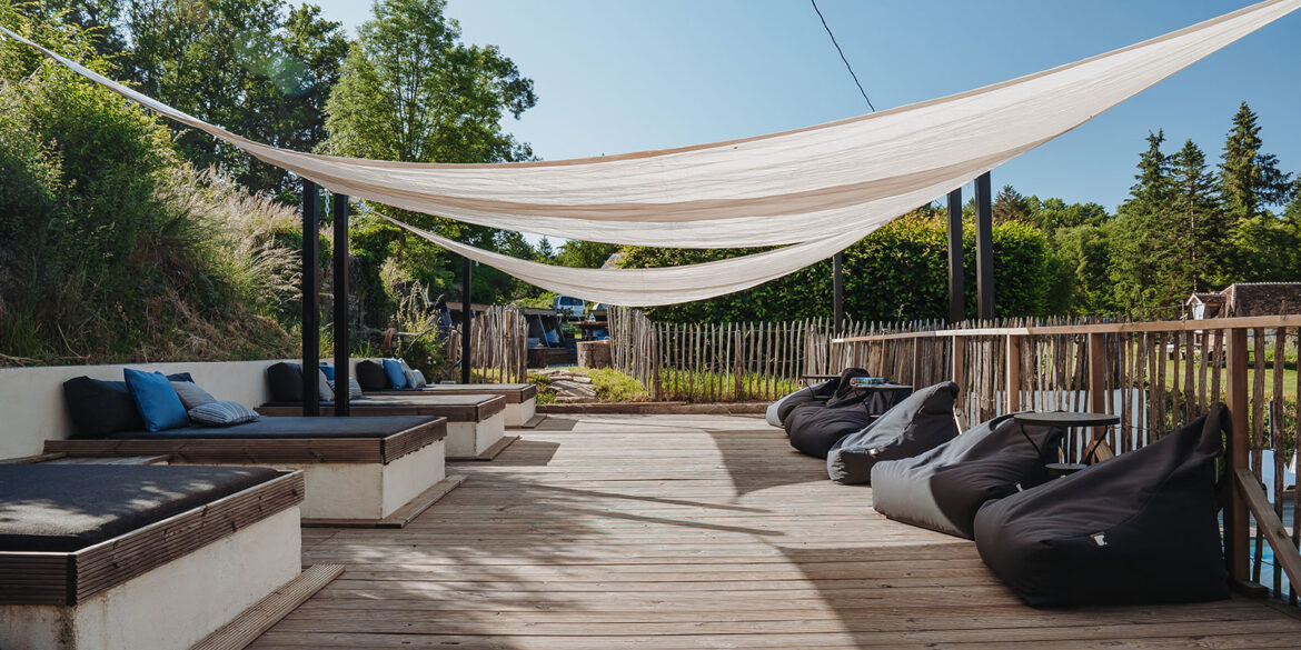 Zwembad lounge terras vakantiedomein La-Bastide bij het zwembad met doorgang naar loungeplek