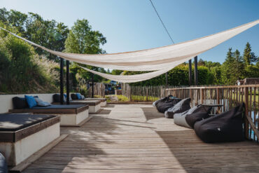 Zwembad lounge terras vakantiedomein La-Bastide bij het zwembad met doorgang naar loungeplek