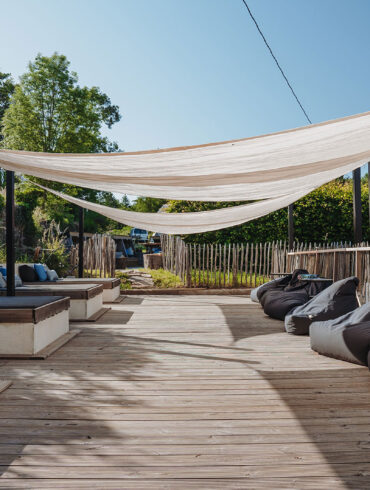 Zwembad lounge terras vakantiedomein La-Bastide bij het zwembad met doorgang naar loungeplek