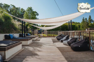 Zwembad lounge terras vakantiedomein La-Bastide bij het zwembad met doorgang naar loungeplek