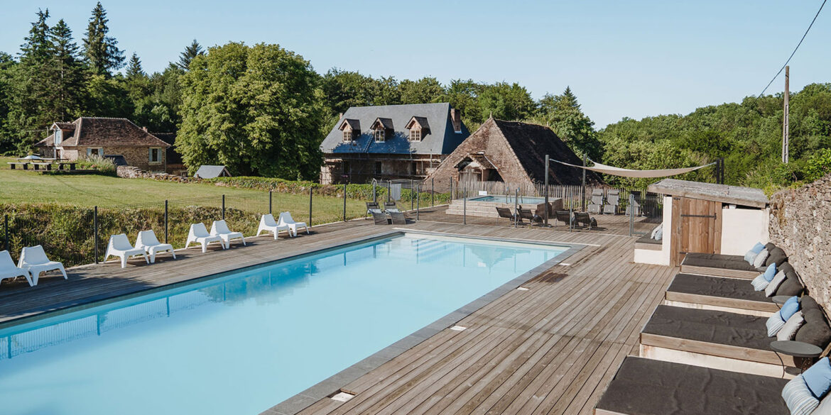 Zwembaden groot zwembad op La-Bastide vakantiedomein Frankrijk Haute-Vienne