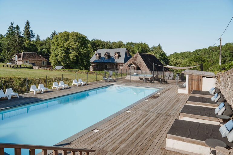 Zwembaden groot zwembad op La-Bastide vakantiedomein Frankrijk Haute-Vienne