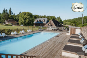 Zwembaden groot zwembad op La-Bastide vakantiedomein Frankrijk Haute-Vienne