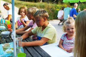 Kleinschalig kinderen spelen samen op vakantie