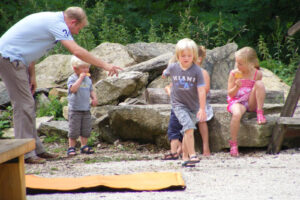 Over La-Bastide in Frankrijk kinderen spelen samen
