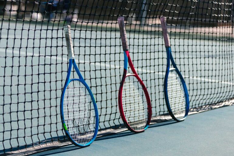 Tennis spelen in de buurt van de natuurhuisjes van vakantiedomien La-Bastide Haute-Vienne (Nouvelle-Aquitaine, Frankrijk)