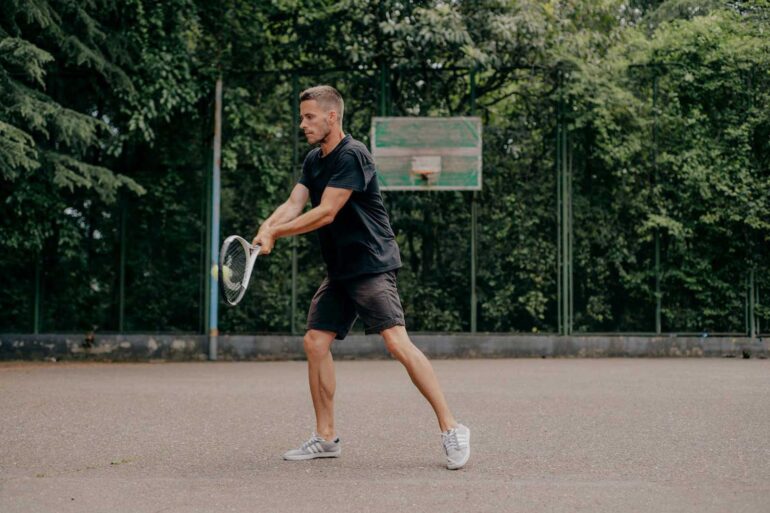Tennis spelen in de buurt van de natuurhuisjes van vakantiedomien La-Bastide Haute-Vienne (Nouvelle-Aquitaine, Frankrijk)