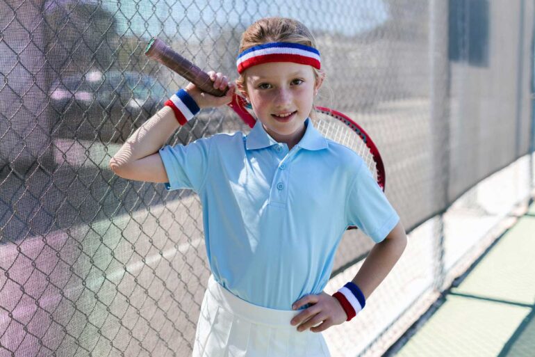Tennis in Frankrijk. Sportactiviteiten tennis spelen in de buurt van de natuurhuisjes van vakantiedomien La-Bastide Haute-Vienne (Nouvelle-Aquitaine)