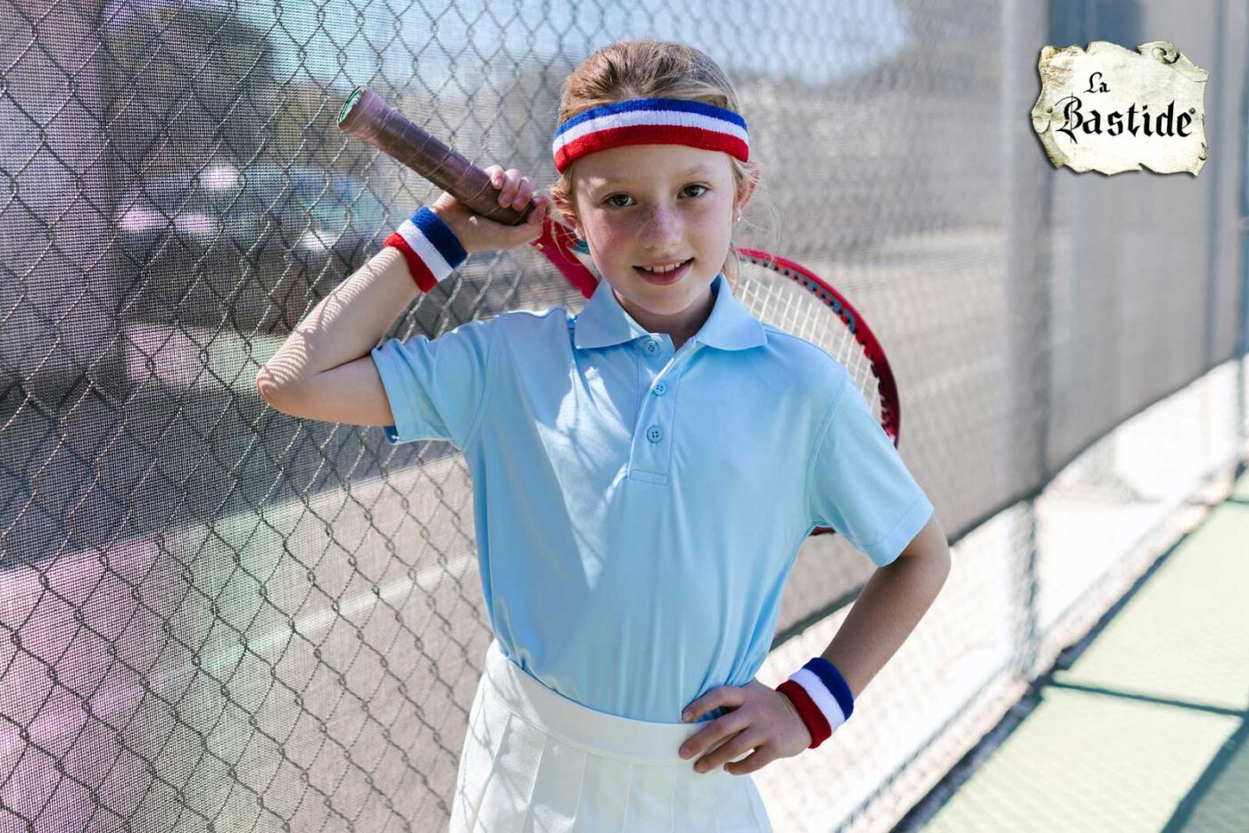 Tennis in Frankrijk. Sportactiviteiten tennis spelen in de buurt van de natuurhuisjes van vakantiedomien La-Bastide Haute-Vienne (Nouvelle-Aquitaine)