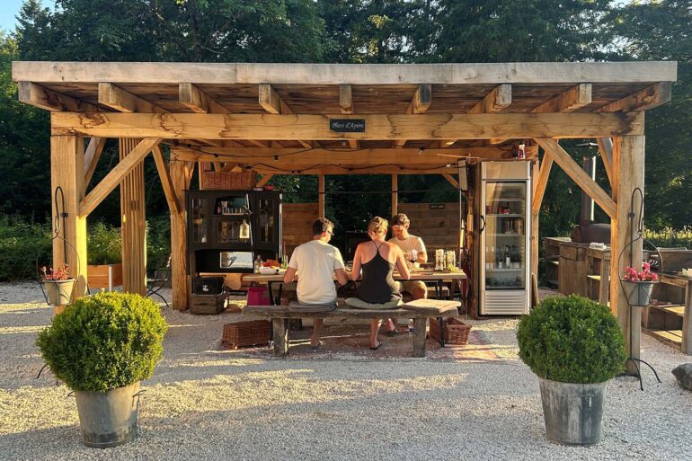 Binnenplaats La-Bastide eten en loungen gezelligheid vuurpotjes
