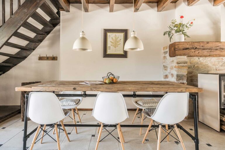 Kleinschalig vakantiedomein. Vakantiehuis bourgogne La-Bastide woonkamer eettafel industrieel interieur.