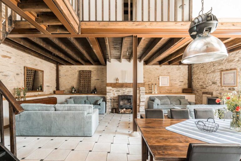 Kleinschalig vakantiedomein. Vakantiehuis provence La-Bastide woonkamer eettafel met zithoek.