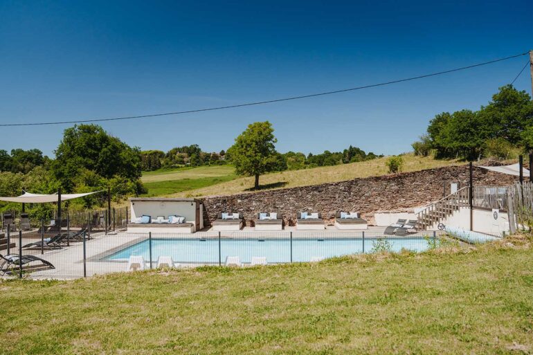 Kleinschalig vakantiedomein. Zwembad La-Bastide groot en klein zwembad ligging aan het speelveld.