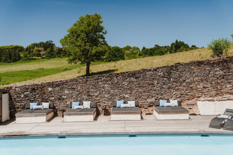 Kleinschalig vakantiedomein. Zwembad La-Bastide relaxed op vakantie in Frankrijk.